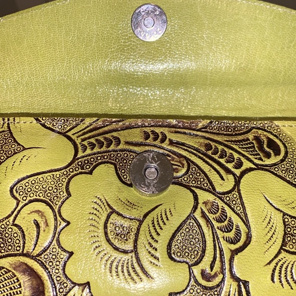 NEW! Beautiful Hand Tooled 100% Leather Lime Green With Coco Accent Wallet - Picture 2 of 10